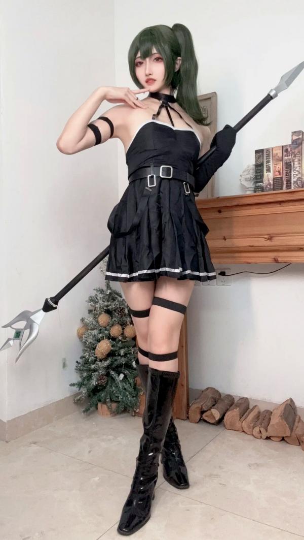    山崎雷纳尤贝尔Cosplay写真：动漫角色扮演，黑色战裙与漆皮长靴的冷艳性感演绎第86张图片