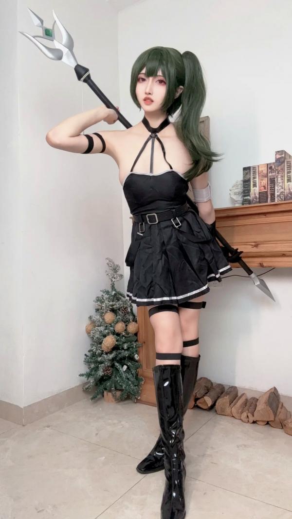    山崎雷纳尤贝尔Cosplay写真：动漫角色扮演，黑色战裙与漆皮长靴的冷艳性感演绎第90张图片