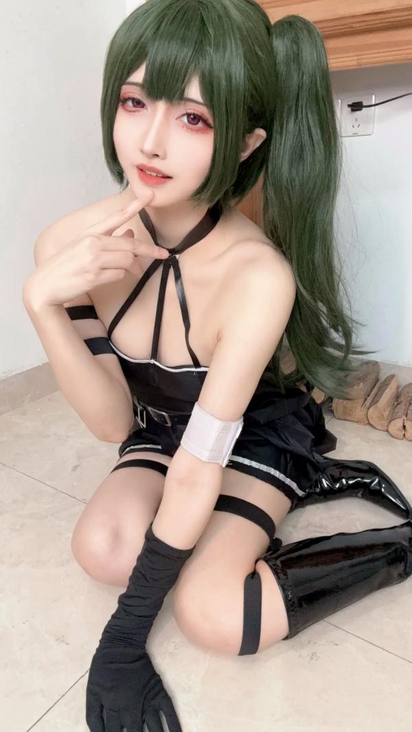    山崎雷纳尤贝尔Cosplay写真：动漫角色扮演，黑色战裙与漆皮长靴的冷艳性感演绎第118张图片