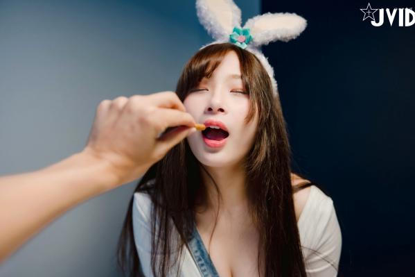    JVID-婕咪-趁我们吵架强占男友-兔女郎cos角色扮演-大尺度私房照特写-性感诱惑第8张图片