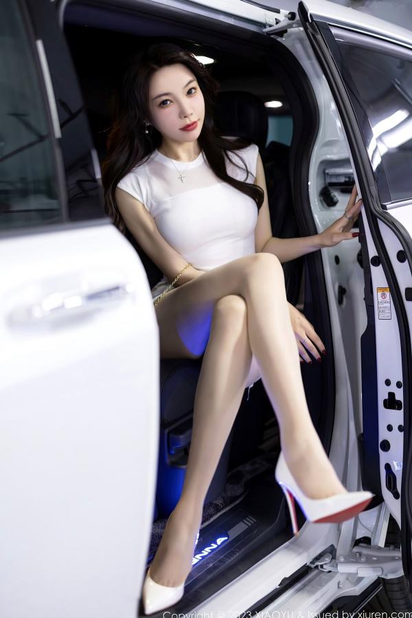    XiaoYu语画界-998-徐莉芝：纯白紧身短裙套装，地下车库私房车模诱惑，尽显曼妙曲线美腿，极品性感御姐写真第2张图片