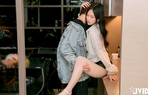    JVID璃奈酱与婕咪：理发店诱惑沙龙，制服若隐若现的极致双生情色大片第34张图片