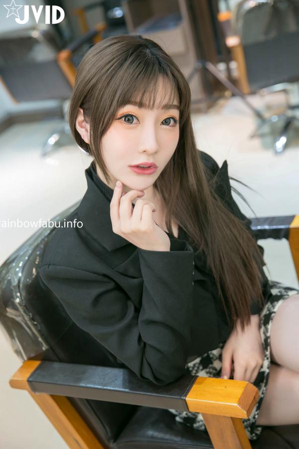    JVID璃奈酱与婕咪：理发店诱惑沙龙，制服若隐若现的极致双生情色大片第55张图片