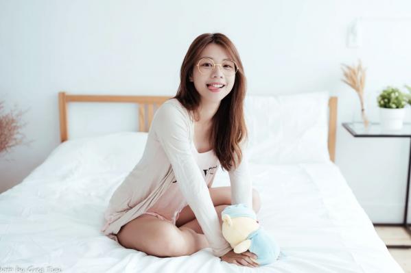    芊聿 - 治愈系清新居家私房照，温暖卧室甜美少女写真 [96P]第5张图片