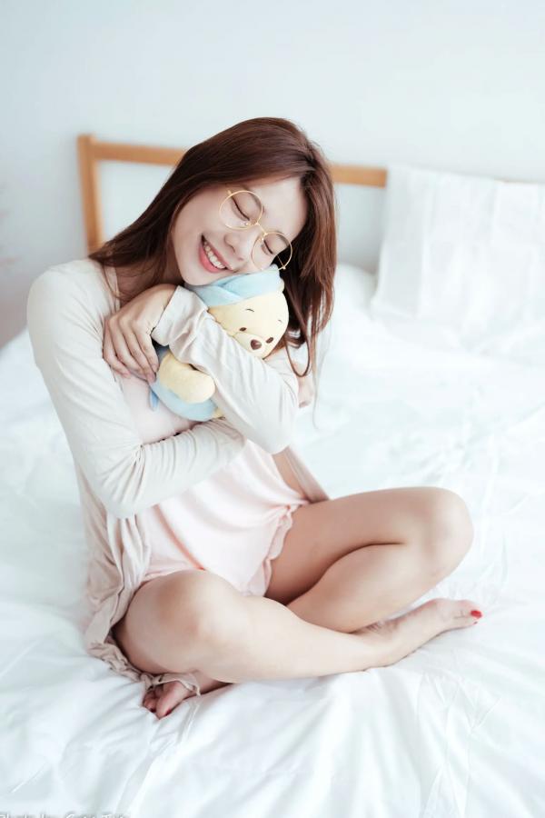    芊聿 - 治愈系清新居家私房照，温暖卧室甜美少女写真 [96P]第6张图片