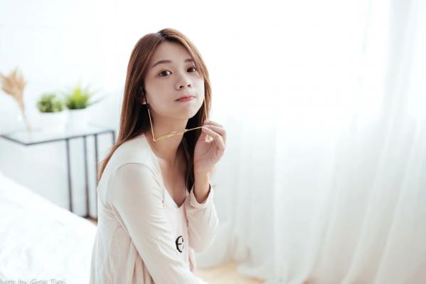    芊聿 - 治愈系清新居家私房照，温暖卧室甜美少女写真 [96P]第16张图片