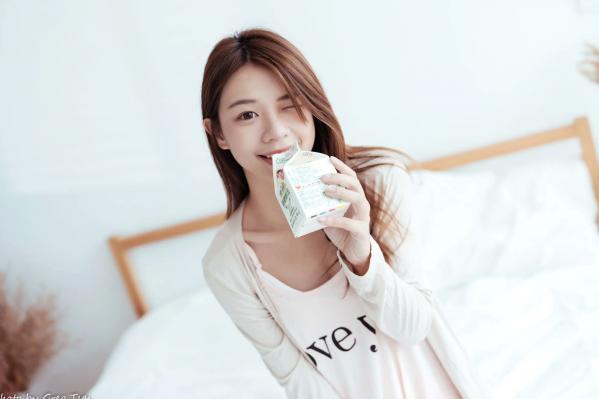    芊聿 - 治愈系清新居家私房照，温暖卧室甜美少女写真 [96P]第20张图片