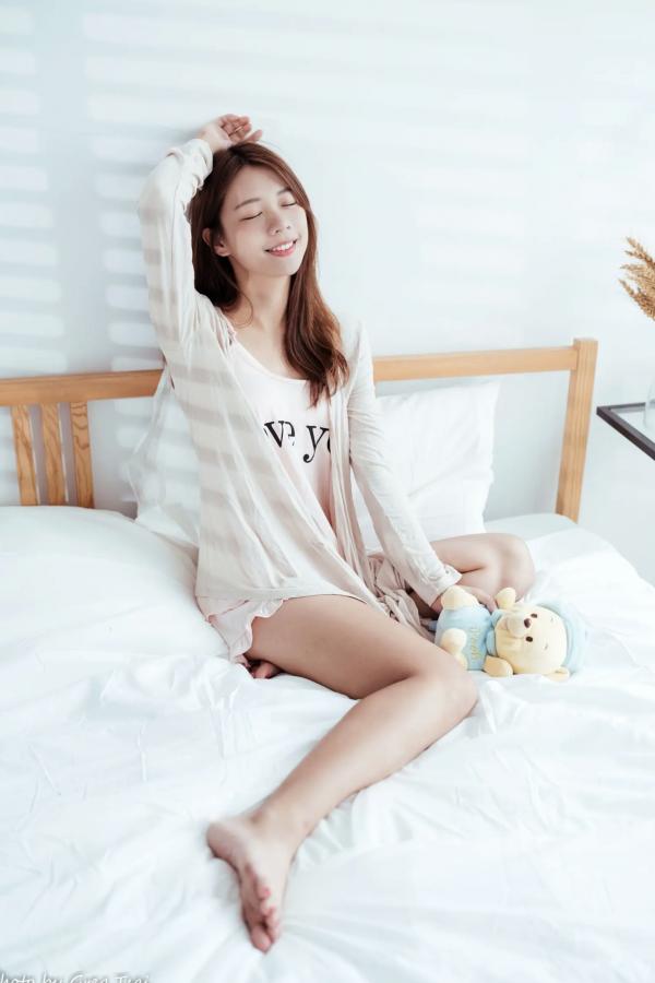    芊聿 - 治愈系清新居家私房照，温暖卧室甜美少女写真 [96P]第25张图片