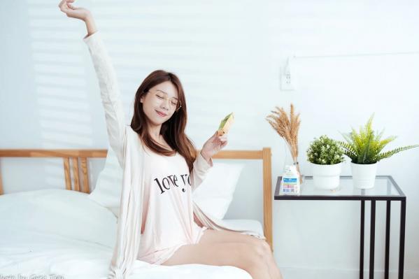    芊聿 - 治愈系清新居家私房照，温暖卧室甜美少女写真 [96P]第33张图片