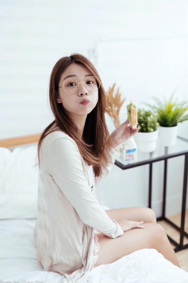    芊聿 - 治愈系清新居家私房照，温暖卧室甜美少女写真 [96P]第35张图片