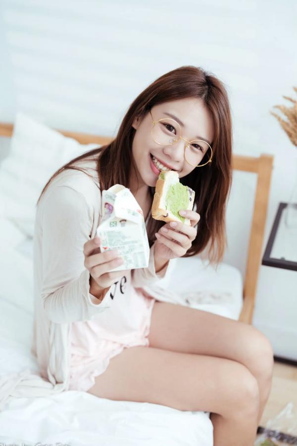    芊聿 - 治愈系清新居家私房照，温暖卧室甜美少女写真 [96P]第36张图片