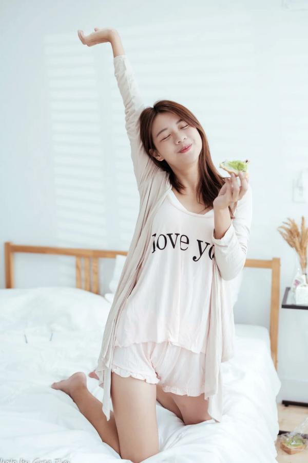    芊聿 - 治愈系清新居家私房照，温暖卧室甜美少女写真 [96P]第44张图片
