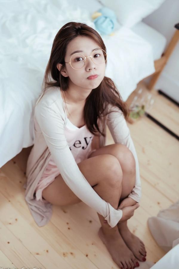    芊聿 - 治愈系清新居家私房照，温暖卧室甜美少女写真 [96P]第48张图片