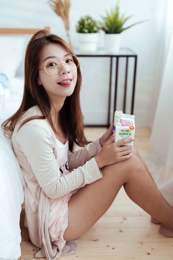    芊聿 - 治愈系清新居家私房照，温暖卧室甜美少女写真 [96P]第52张图片