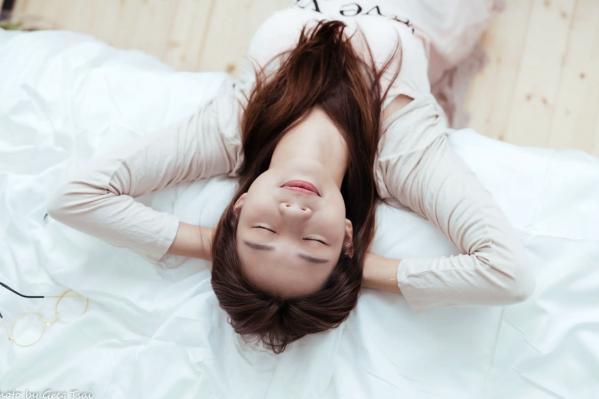    芊聿 - 治愈系清新居家私房照，温暖卧室甜美少女写真 [96P]第56张图片