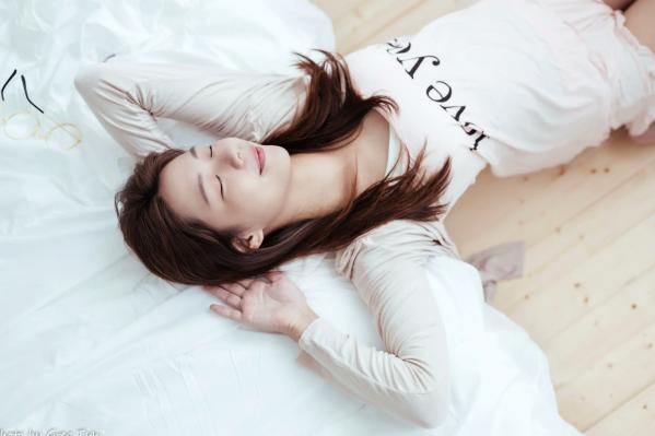    芊聿 - 治愈系清新居家私房照，温暖卧室甜美少女写真 [96P]第57张图片