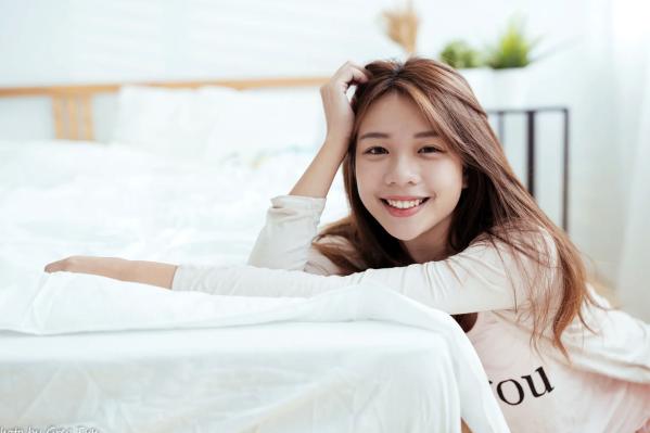    芊聿 - 治愈系清新居家私房照，温暖卧室甜美少女写真 [96P]第62张图片