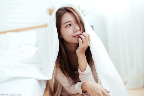    芊聿 - 治愈系清新居家私房照，温暖卧室甜美少女写真 [96P]第65张图片