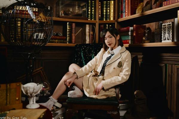    柯姿 - 哈利波特魔法学院风学生服，猫耳俏皮制服诱惑，唯美书房写真 [93P]第1张图片