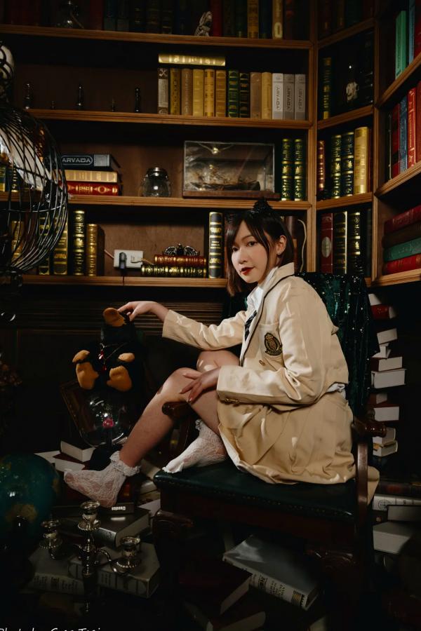    柯姿 - 哈利波特魔法学院风学生服，猫耳俏皮制服诱惑，唯美书房写真 [93P]第10张图片