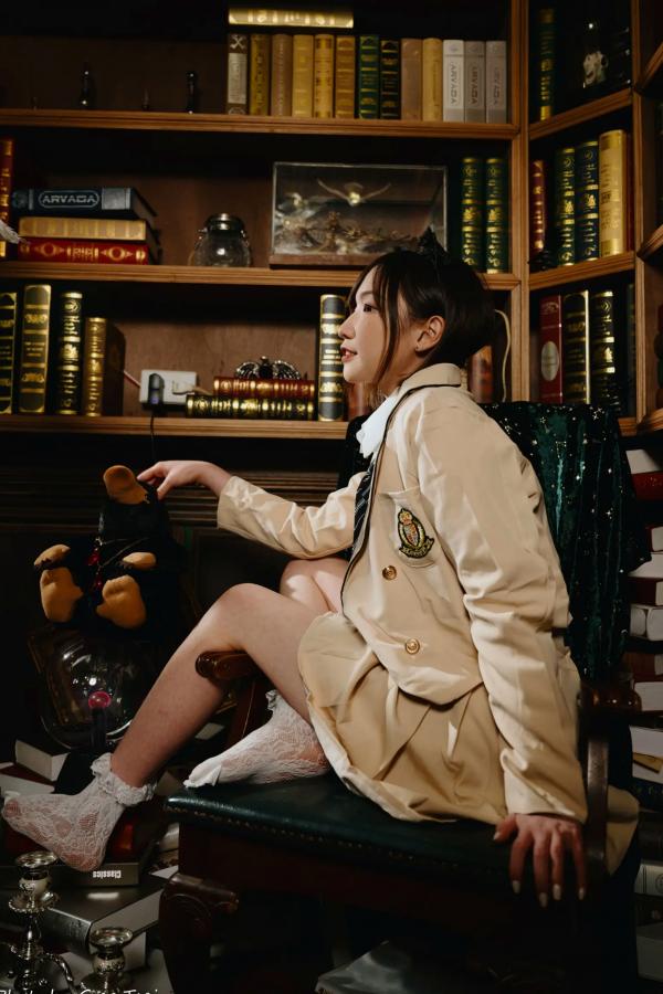    柯姿 - 哈利波特魔法学院风学生服，猫耳俏皮制服诱惑，唯美书房写真 [93P]第11张图片
