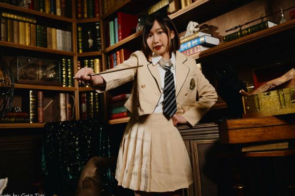    柯姿 - 哈利波特魔法学院风学生服，猫耳俏皮制服诱惑，唯美书房写真 [93P]第25张图片
