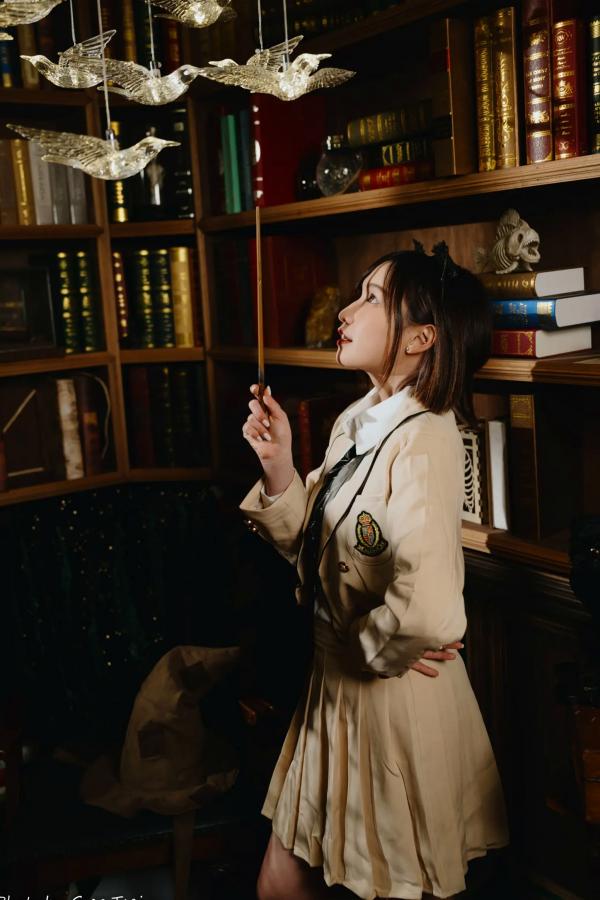    柯姿 - 哈利波特魔法学院风学生服，猫耳俏皮制服诱惑，唯美书房写真 [93P]第28张图片