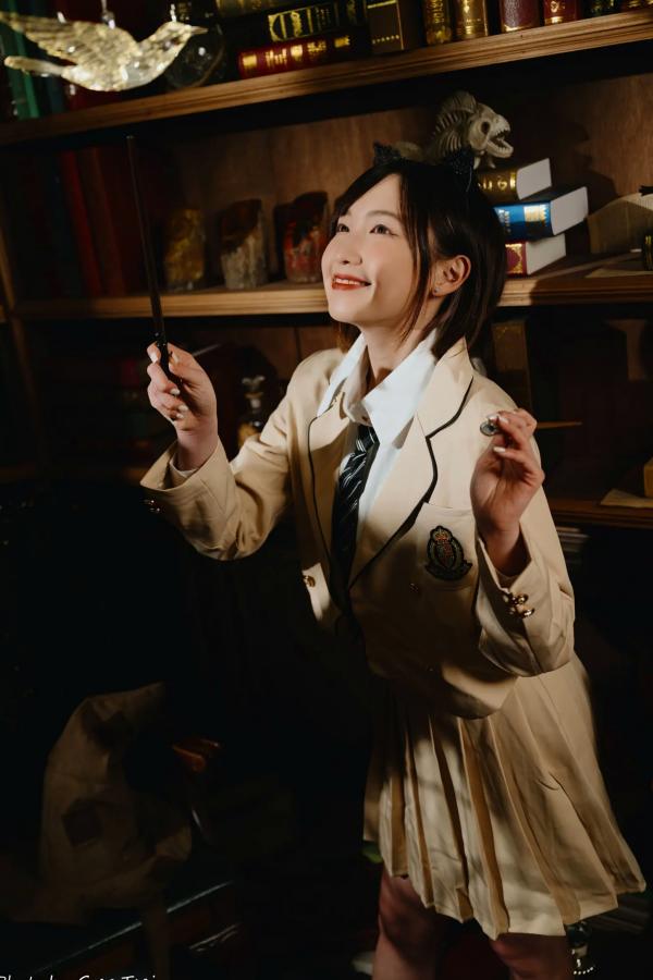    柯姿 - 哈利波特魔法学院风学生服，猫耳俏皮制服诱惑，唯美书房写真 [93P]第36张图片