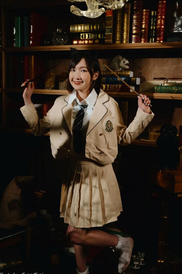    柯姿 - 哈利波特魔法学院风学生服，猫耳俏皮制服诱惑，唯美书房写真 [93P]第37张图片