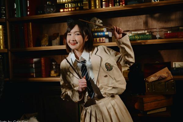    柯姿 - 哈利波特魔法学院风学生服，猫耳俏皮制服诱惑，唯美书房写真 [93P]第39张图片