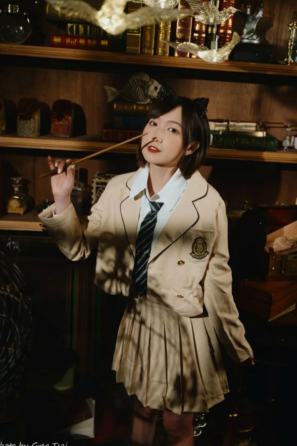    柯姿 - 哈利波特魔法学院风学生服，猫耳俏皮制服诱惑，唯美书房写真 [93P]第41张图片