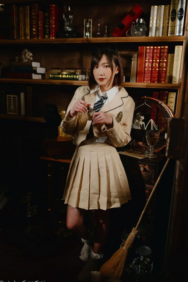    柯姿 - 哈利波特魔法学院风学生服，猫耳俏皮制服诱惑，唯美书房写真 [93P]第47张图片