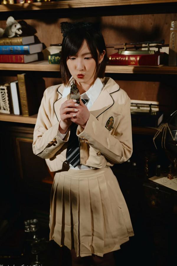    柯姿 - 哈利波特魔法学院风学生服，猫耳俏皮制服诱惑，唯美书房写真 [93P]第48张图片
