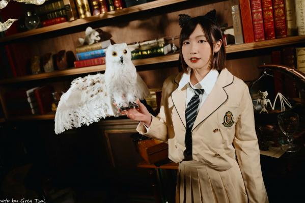   柯姿 - 哈利波特魔法学院风学生服，猫耳俏皮制服诱惑，唯美书房写真 [93P]第52张图片