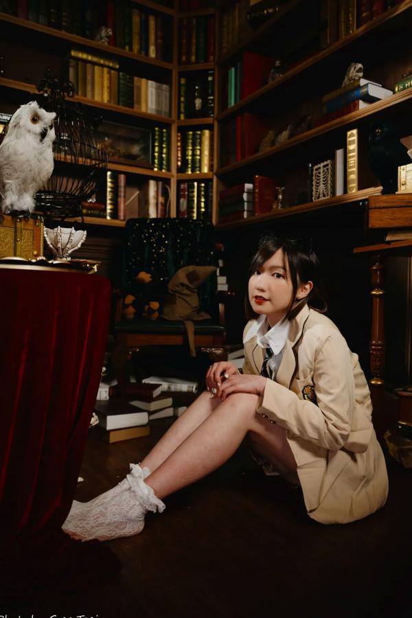    柯姿 - 哈利波特魔法学院风学生服，猫耳俏皮制服诱惑，唯美书房写真 [93P]第57张图片
