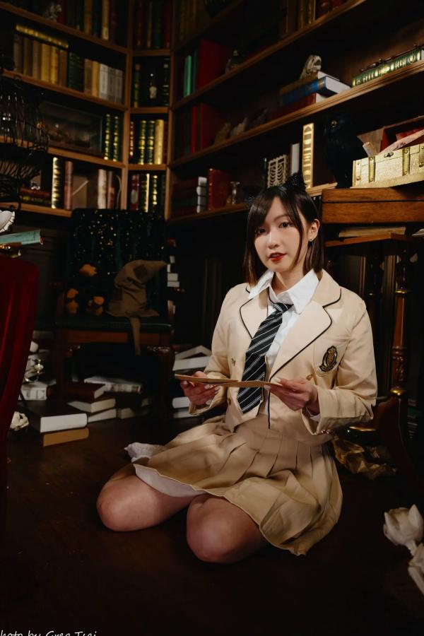    柯姿 - 哈利波特魔法学院风学生服，猫耳俏皮制服诱惑，唯美书房写真 [93P]第58张图片
