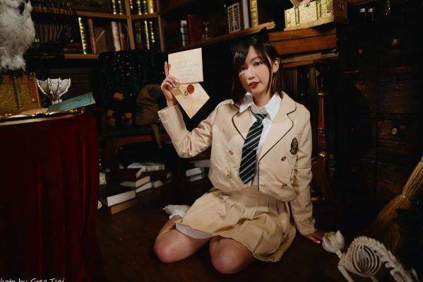    柯姿 - 哈利波特魔法学院风学生服，猫耳俏皮制服诱惑，唯美书房写真 [93P]第60张图片