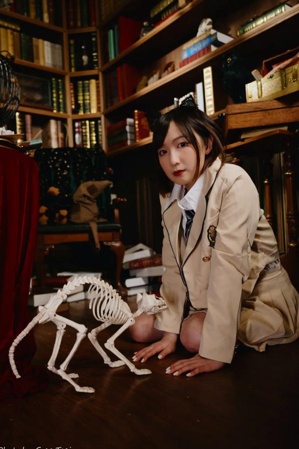    柯姿 - 哈利波特魔法学院风学生服，猫耳俏皮制服诱惑，唯美书房写真 [93P]第67张图片