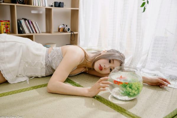    凯云 - 清新居家风蕾丝短裙写真，治愈系私房照，展现完美身材与轻熟美感第1张图片