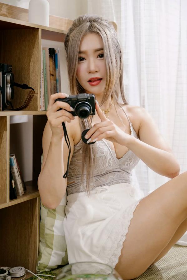    凯云 - 清新居家风蕾丝短裙写真，治愈系私房照，展现完美身材与轻熟美感第28张图片