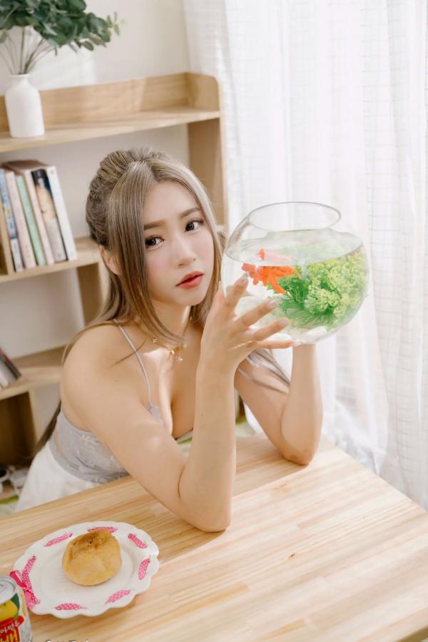    凯云 - 清新居家风蕾丝短裙写真，治愈系私房照，展现完美身材与轻熟美感第66张图片