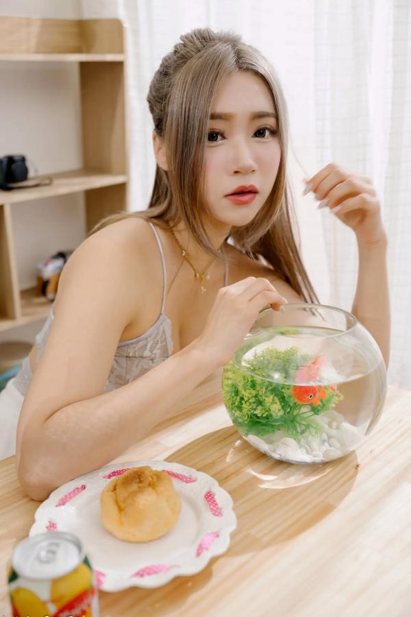    凯云 - 清新居家风蕾丝短裙写真，治愈系私房照，展现完美身材与轻熟美感第68张图片