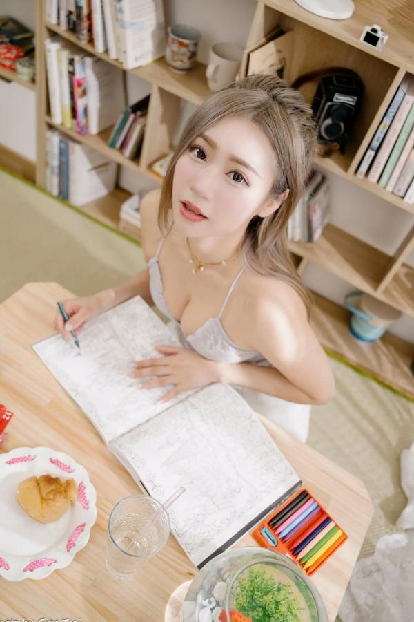    凯云 - 清新居家风蕾丝短裙写真，治愈系私房照，展现完美身材与轻熟美感第83张图片