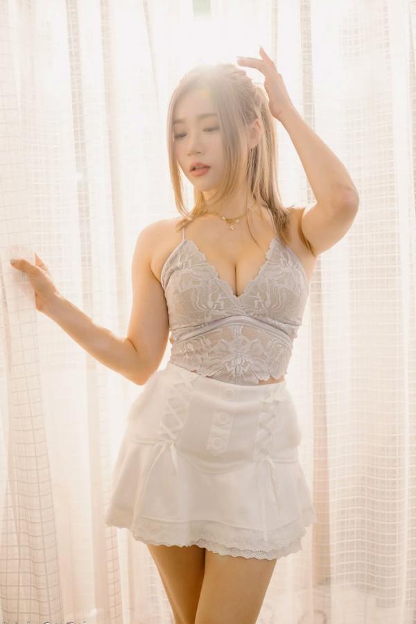    凯云 - 清新居家风蕾丝短裙写真，治愈系私房照，展现完美身材与轻熟美感第117张图片