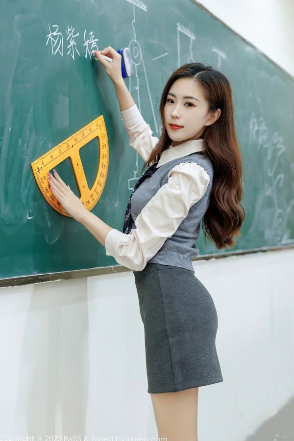    IMiss爱蜜社-730-杨紫嫣Candy-制服诱惑与私房写真，学生装短裙碰撞白色蕾丝内衣，演绎极致性感与青春纯欲第8张图片