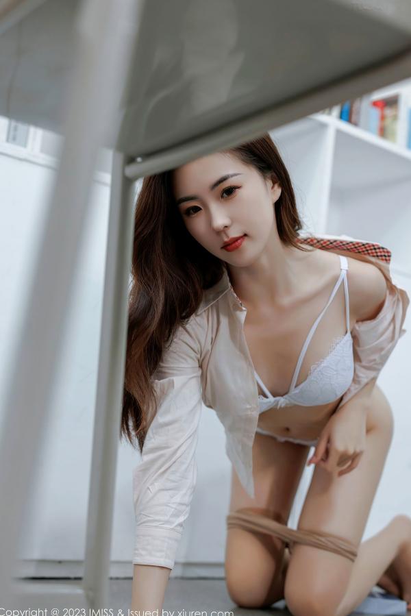    IMiss爱蜜社-730-杨紫嫣Candy-制服诱惑与私房写真，学生装短裙碰撞白色蕾丝内衣，演绎极致性感与青春纯欲第53张图片