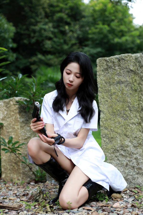    XiuRen秀人网-7061-糖豆sisi-野外白衣女枪手-性感皮衣角色扮演-诱惑野性大尺度写真-2023.07.11第9张图片