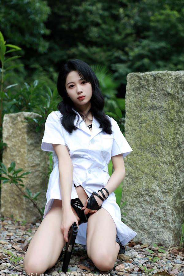    XiuRen秀人网-7061-糖豆sisi-野外白衣女枪手-性感皮衣角色扮演-诱惑野性大尺度写真-2023.07.11第11张图片
