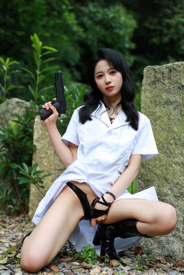   XiuRen秀人网-7061-糖豆sisi-野外白衣女枪手-性感皮衣角色扮演-诱惑野性大尺度写真-2023.07.11第12张图片