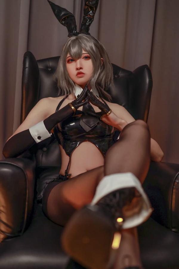    山崎雷纳 - 华盛顿兔女郎写真：黑色漆皮诱惑，制服角色扮演，尽显极致性感与黑丝美腿 [45P]第30张图片